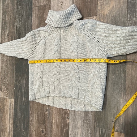 Sundance S Light Gray Cowl Neck Cropped THICK 100 % Merino Wool Cable Sweater - Picture 8 of 10